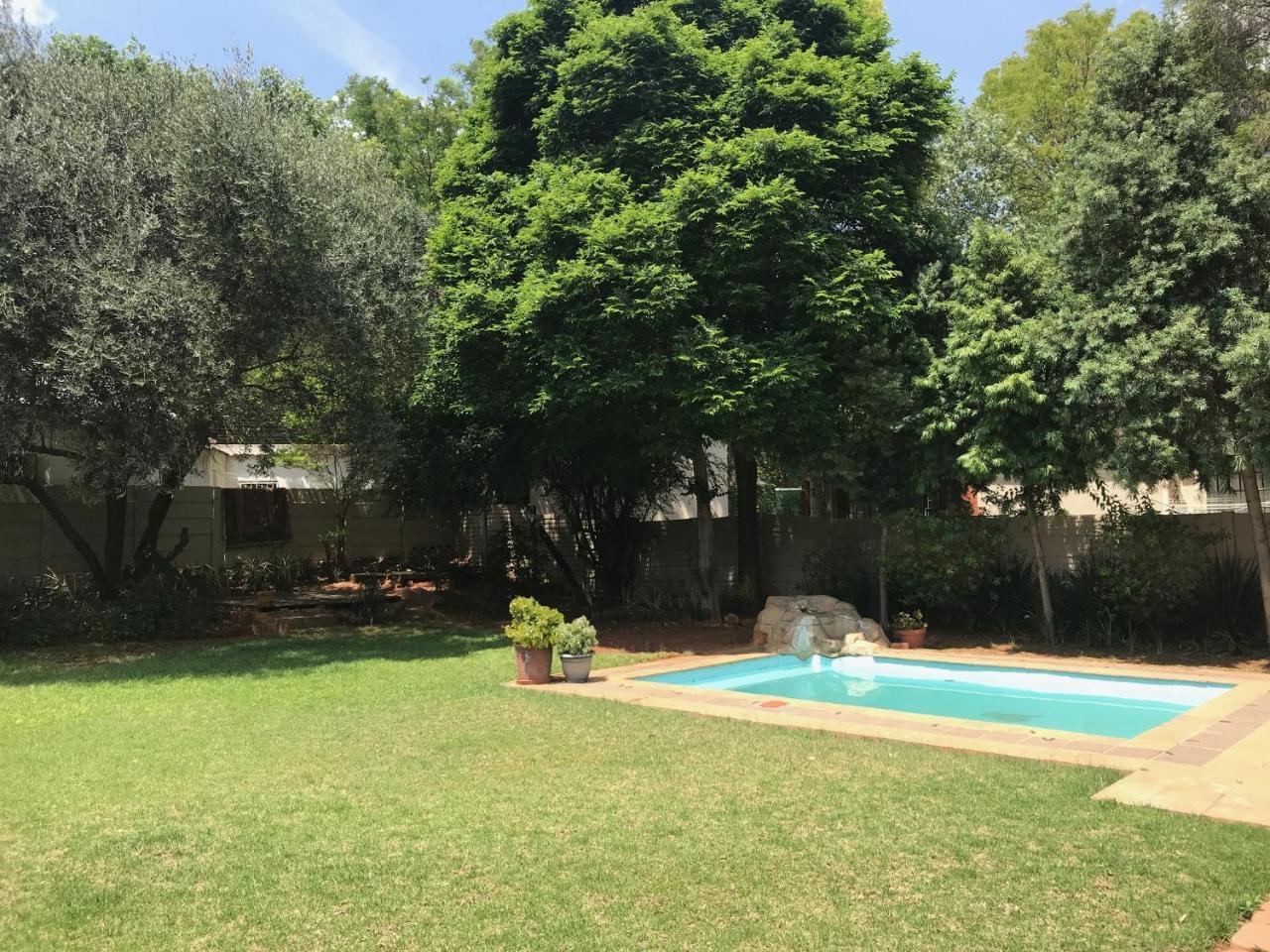 12 On Brecher Pretoria-Noord Esterno foto